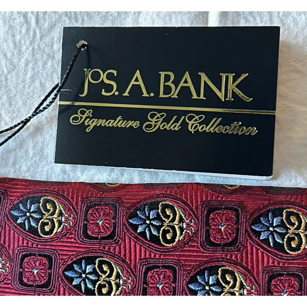 Jos. A. Bank Signature Gold Tie Red Silk w/‎ Regal Medallion Motif 3.5